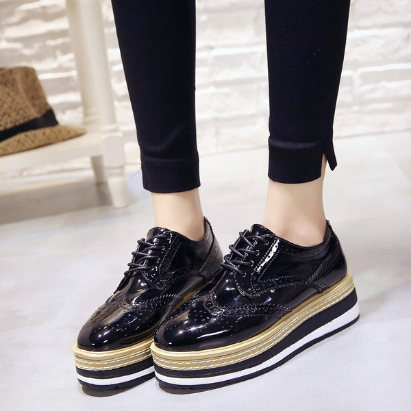 Modern női cipő fekete színben, magas talppal