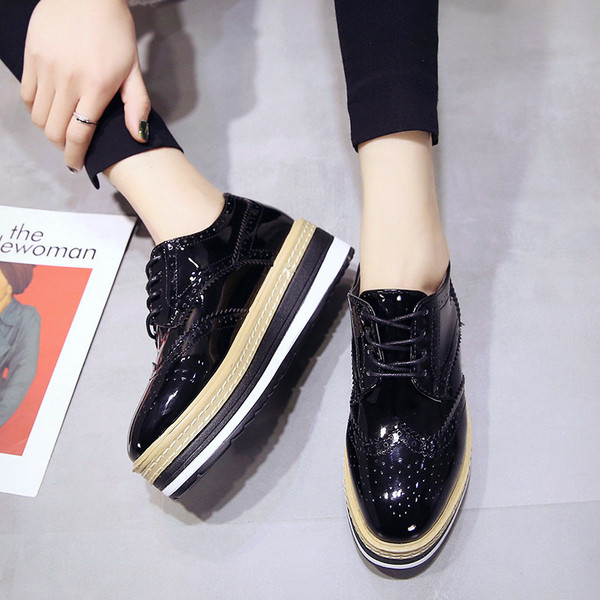 Modern női cipő fekete színben, magas talppal