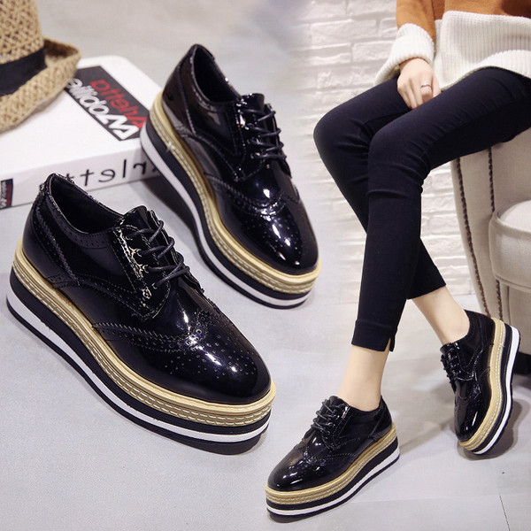 Modern női cipő fekete színben, magas talppal