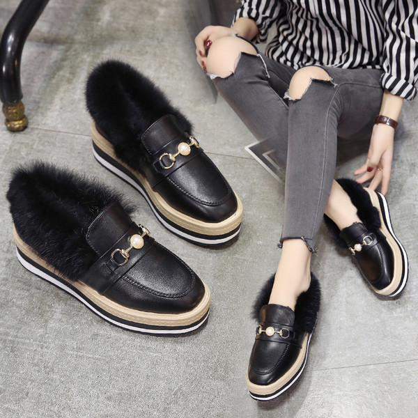 Modern női cipő csattal és pehellyel