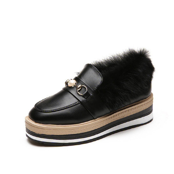 Modern női cipő csattal és pehellyel