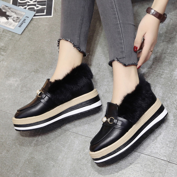 Modern női cipő csattal és pehellyel