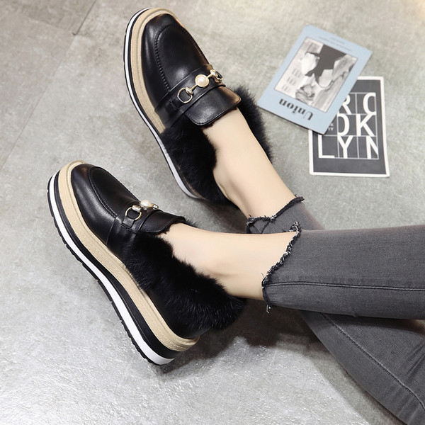 Modern női cipő csattal és pehellyel