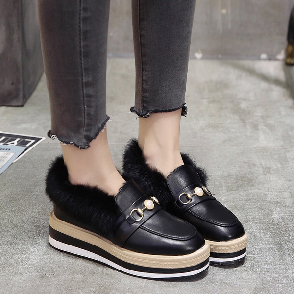 Modern női cipő csattal és pehellyel