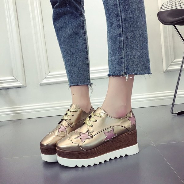 Modern női cipő rátéttel, három színben