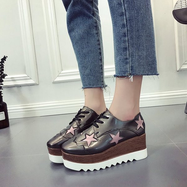 Modern női cipő rátéttel, három színben