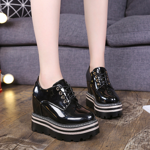 Stílusos női cipő magas talppal, különböző színekben