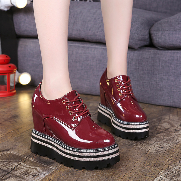 Stílusos női cipő magas talppal, különböző színekben