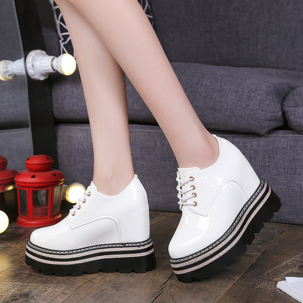 Stílusos női cipő magas talppal, különböző színekben