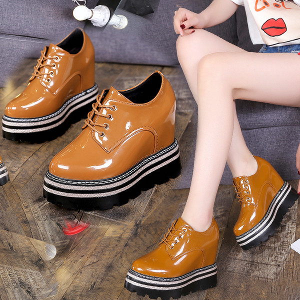 Stílusos női cipő magas talppal, különböző színekben