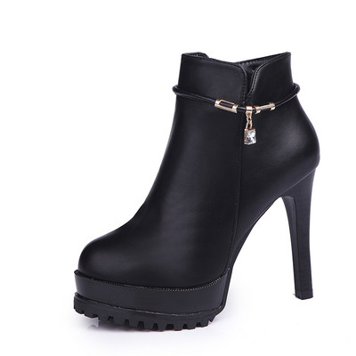 Stílusos női csizma magassarkúval és medállal