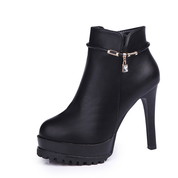 Stílusos női csizma magassarkúval és medállal