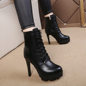 Öko bőrből készült női csizma fekete fűzővel