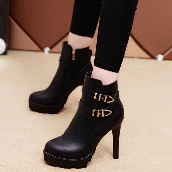 Modern női eco bőr csizma csattal