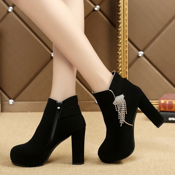 Öko velúrból készült modern női csizma fekete színben