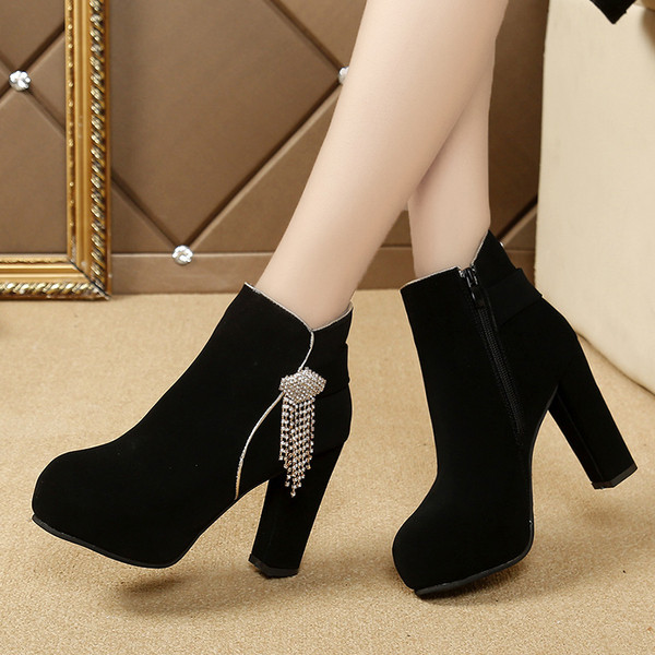 Öko velúrból készült modern női csizma fekete színben