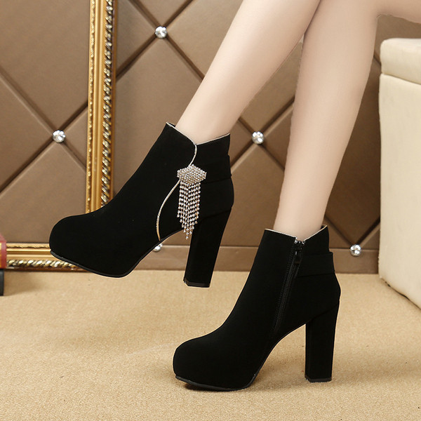 Öko velúrból készült modern női csizma fekete színben