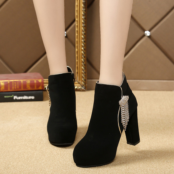 Öko velúrból készült modern női csizma fekete színben