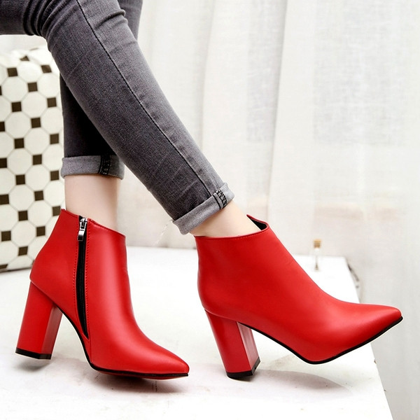 Női csizma hegyes modell három színben