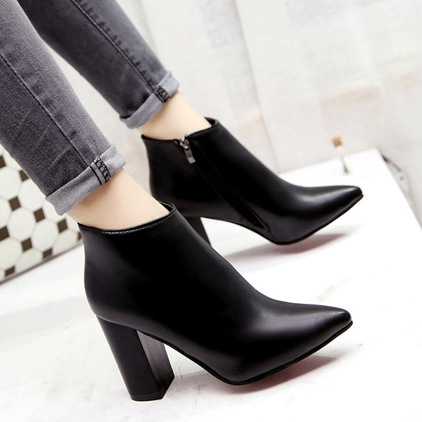 Női csizma hegyes modell három színben