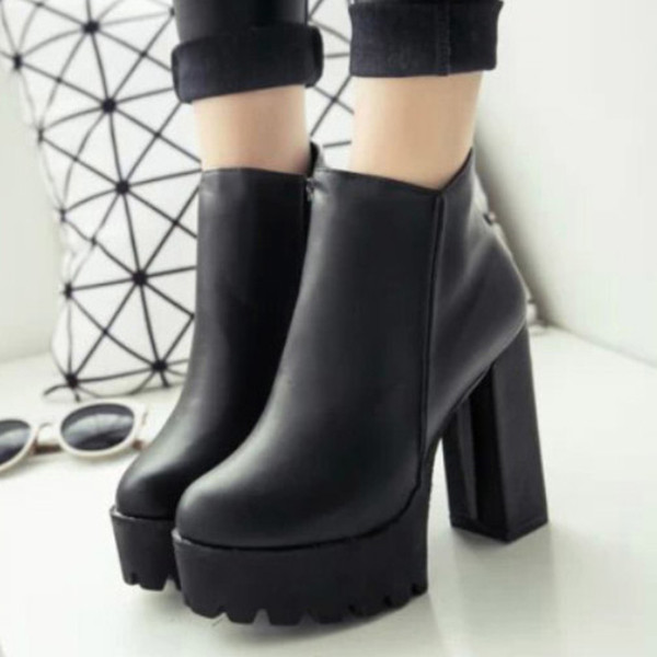 Női csizma fekete színben, öko bőrből