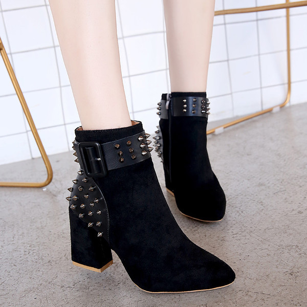 Modern női csizma fűzőlyukkal, három színben