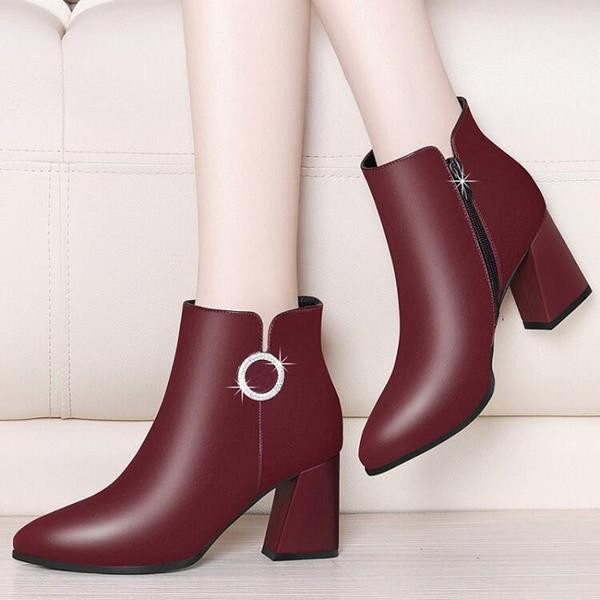 Eko bőrből készült stílusos női csizma sarokkal, két színben