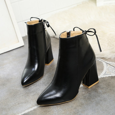 Γυναικείες κορυφαίες μπότες με λευκό και μαύρο χρώμα