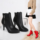 Stílusos női csizma fekete és piros színben