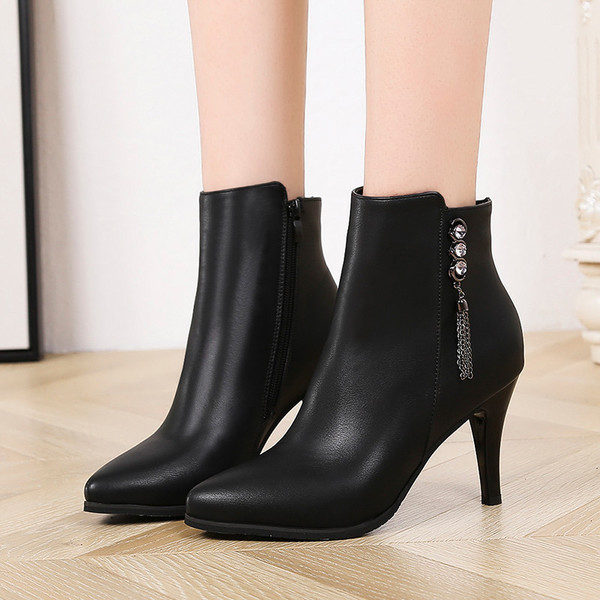 Stílusos női csizma fekete és piros színben