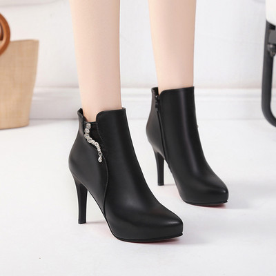 Modern női csizma fekete és piros színben, fém díszítéssel