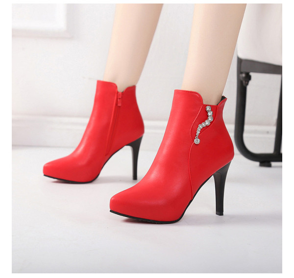 Modern női csizma fekete és piros színben, fém díszítéssel