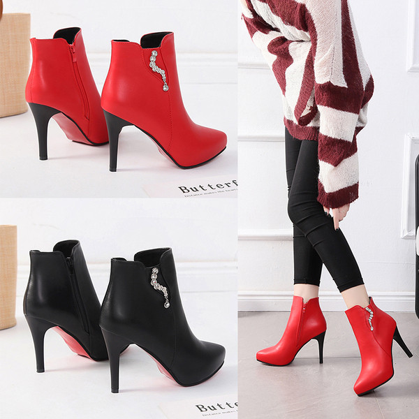 Modern női csizma fekete és piros színben, fém díszítéssel