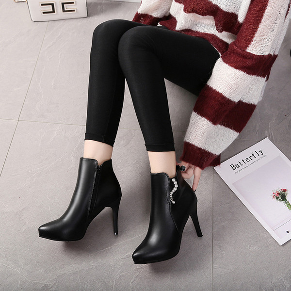 Modern női csizma fekete és piros színben, fém díszítéssel