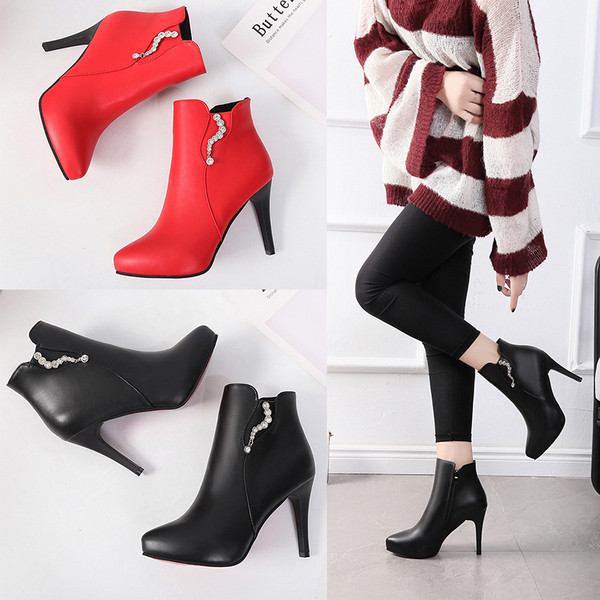 Modern női csizma fekete és piros színben, fém díszítéssel