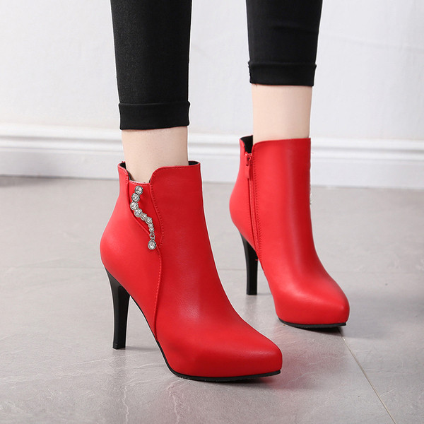 Modern női csizma fekete és piros színben, fém díszítéssel