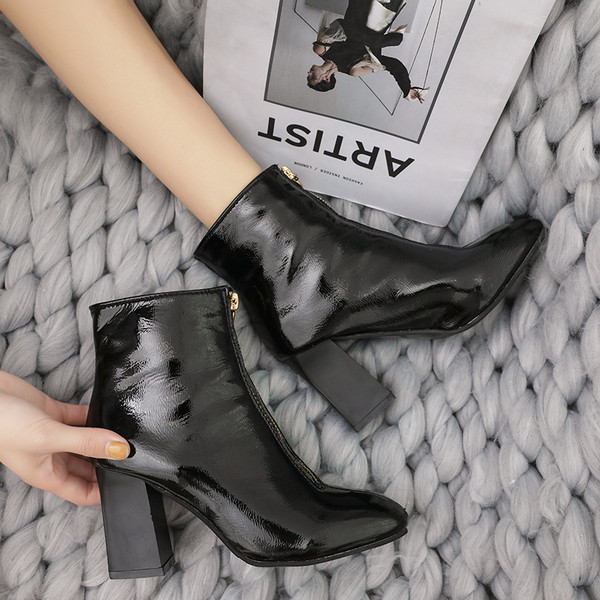 Modern női csizma két színben - lakkbőr