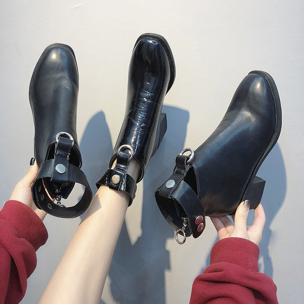 Modern női csizma két modellben - fekete színű