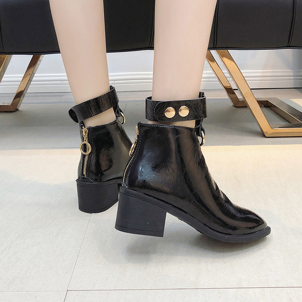 Modern női csizma két modellben - fekete színű