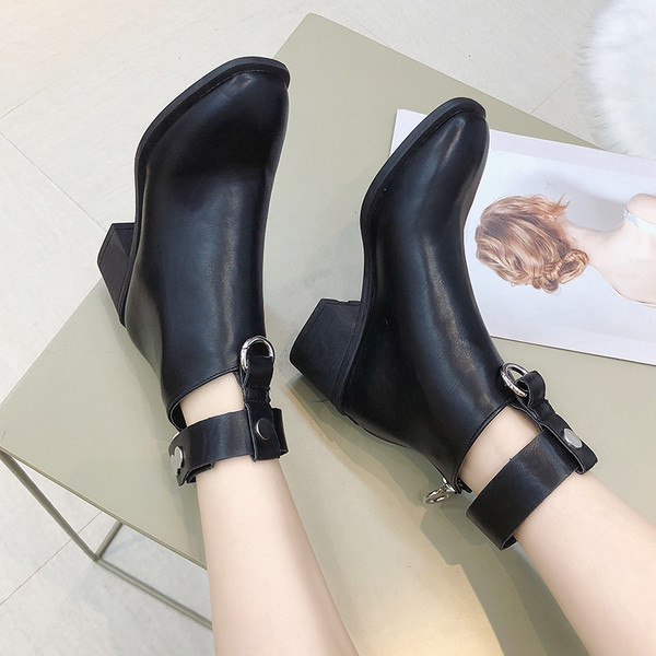 Modern női csizma két modellben - fekete színű