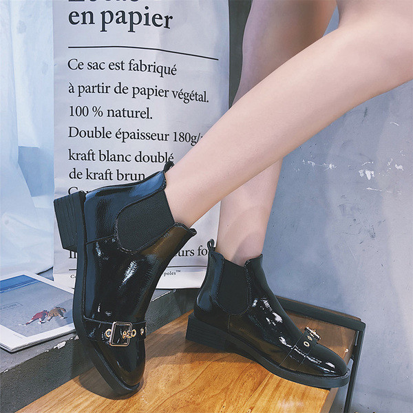 Aktuális női lakkcsizma fekete színben