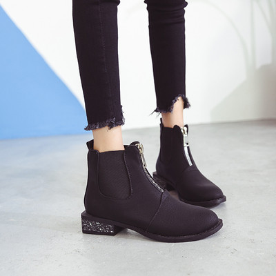 Női extravagáns csizma két modellben - egy színben