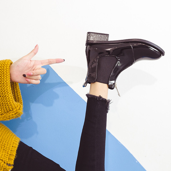 Női extravagáns csizma két modellben - egy színben