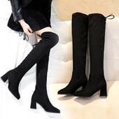 Térd feletti modern női csizma magassarkúval