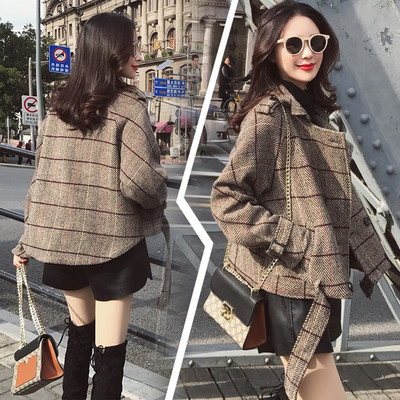 Актуално дамско късо карирано палто с колан