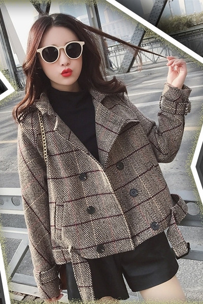 Актуално дамско късо карирано палто с колан