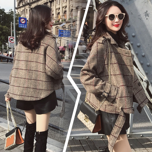 Актуално дамско късо карирано палто с колан