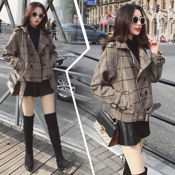 Актуално дамско късо карирано палто с колан