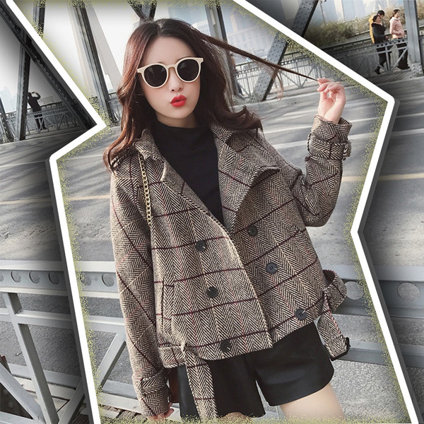 Актуално дамско късо карирано палто с колан