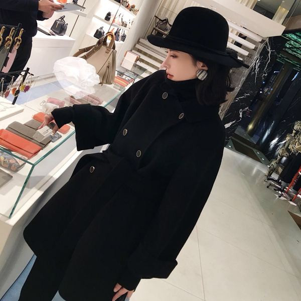 Stílusos női kabát fekete színben, övvel